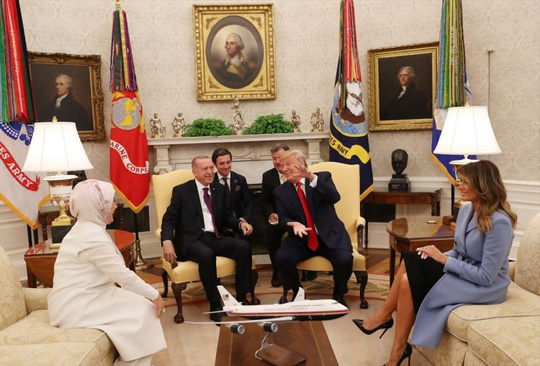 Erdoğan-Trump görüşmesinde uçak maketi detayı - Resim: 0