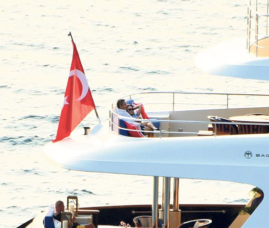 Bodrum'da sıcağa direndi! Carla Bruni elbiseyle güneşlendi - Resim: 1