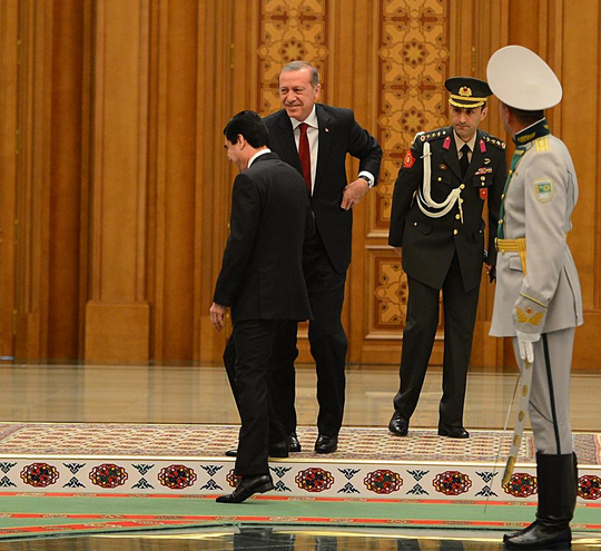 Erdoğan bayrakları yerden aldı protokol karıştı - Resim: 3