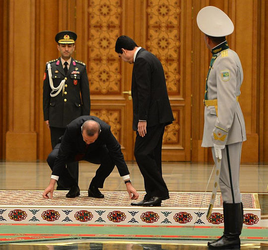 Erdoğan bayrakları yerden aldı protokol karıştı - Resim: 1