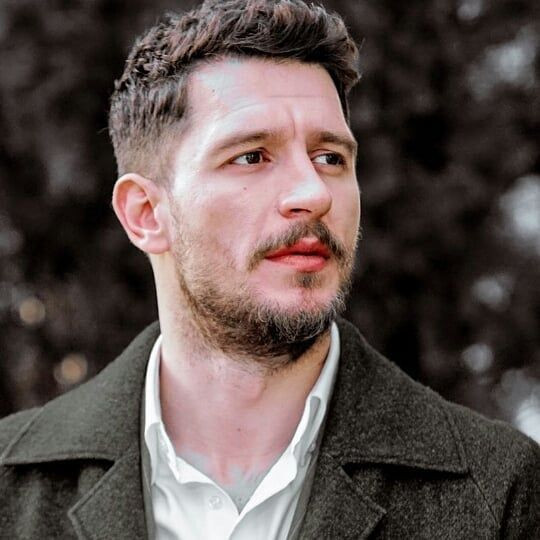 Uraz Kaygılaroğlu yatak pozunu paylaştı fotoğrafı çeken merak konusu oldu - Resim: 4