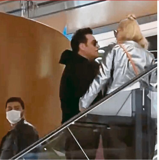 61'lik Hakan Peker'in yazar olan yeni sevgilisine bakın tam 19 yaş küçük - Resim: 4