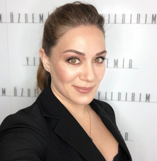 Özge Borak mayosuyla yürek hoplattı defiledekilerin ağzı açık kaldı - Resim: 1