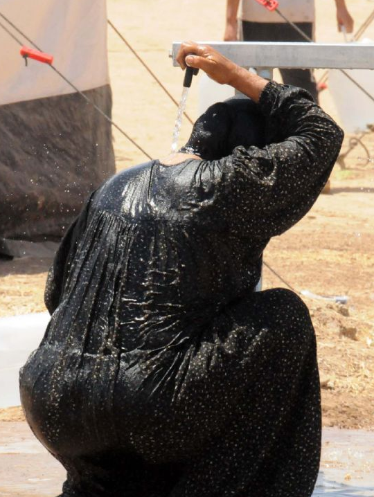 Mülteci kadınlar elbiseleri ile banyo yapıyor! - Resim: 4