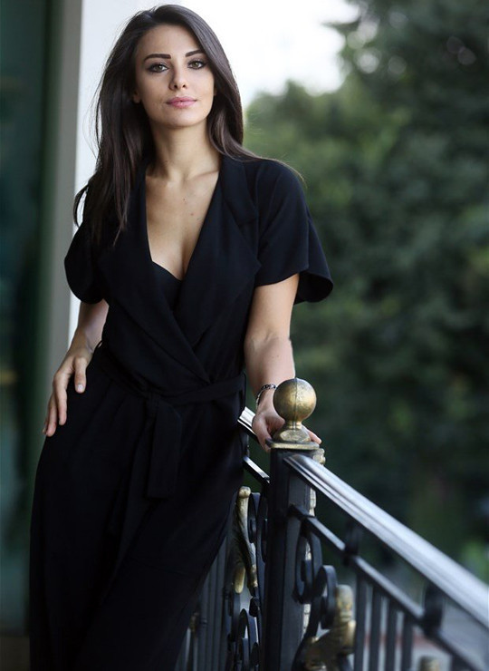 Servet değerindeki hediyeyi elinin tersiyle itti - Resim: 3