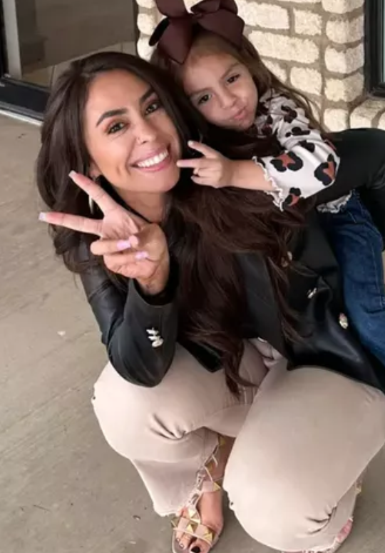 Tiktok fenomeni 3 yaşındaki kızına ağda yaptı o anları görenler anneyi linç etti: ‘’Senin gibi anne olmaz olsun!’’ - Resim: 1