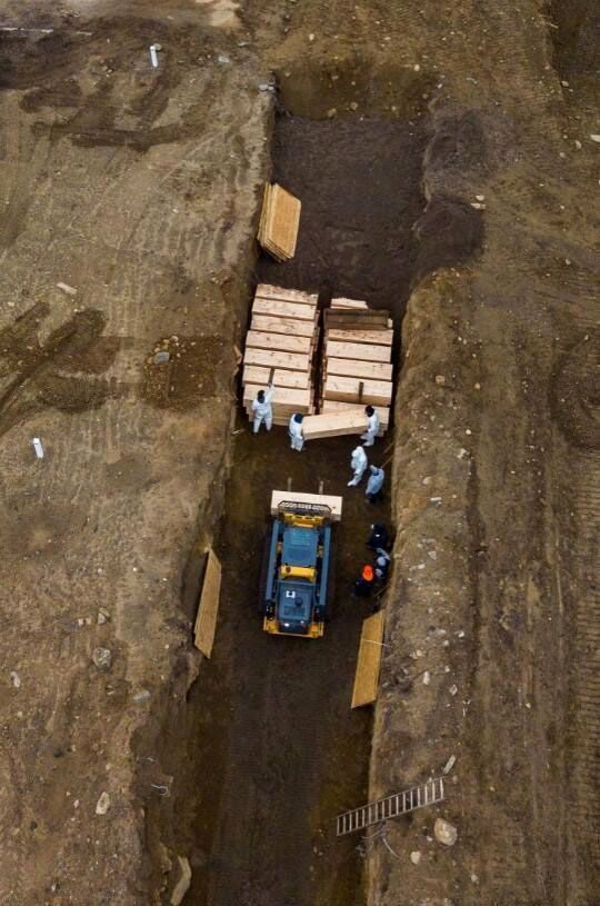 ABD koronayla diz çöktü! New York’ta korkunç 'toplu mezar' görüntüleri - Resim: 4