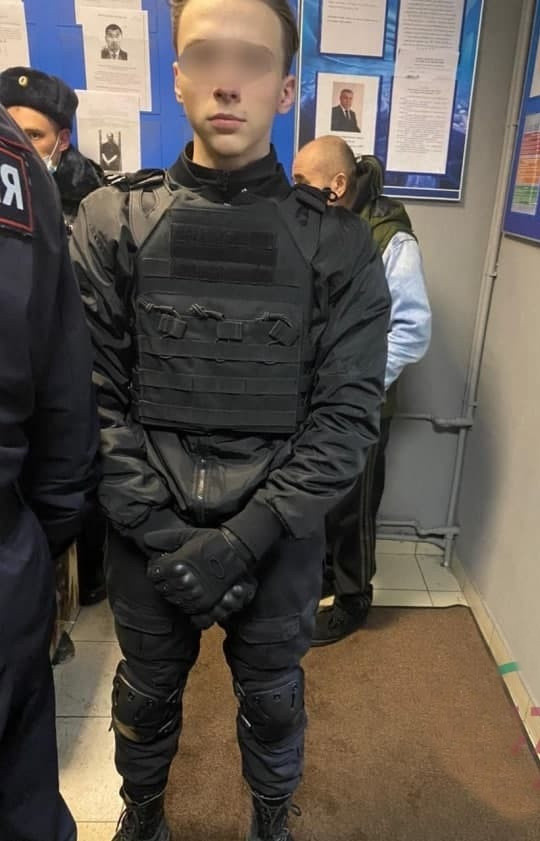 Rusya 16 yaşındaki gencin yaptığını konuşuyor! Navalny protestosunda polislerin arasına sızdı - Resim: 0