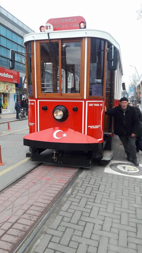 Tramvay arıza yapınca vatandaş itti - Resim: 2