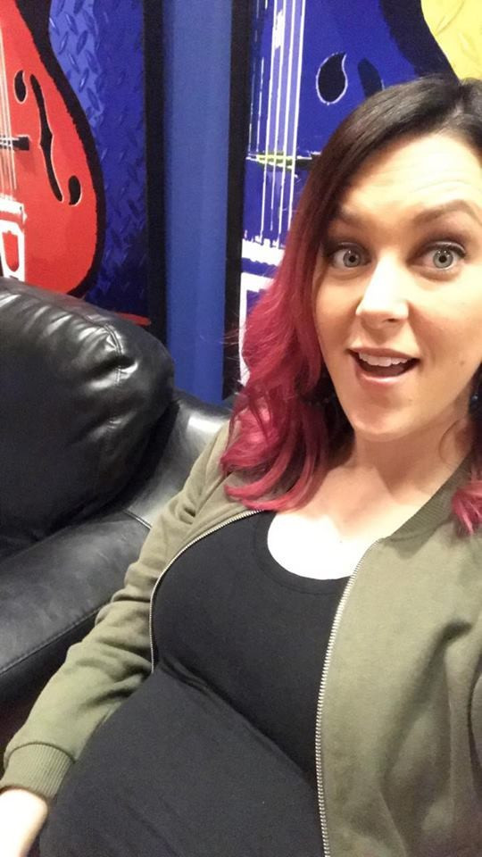 Radyocu kadın canlı yayında doğurdu! - Resim: 4