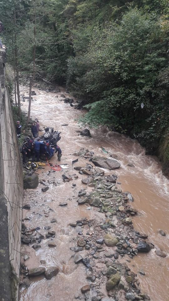 İzinsiz aldığı otomobille dereye uçtular! Yunus öldü kardeşi yaralı - Resim: 1