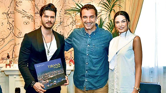 Canlı yayında büyük sürpriz! Öpücük yağmuruna tuttu - Resim: 2