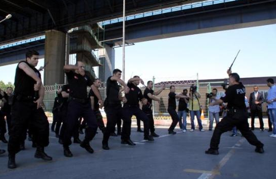 Polislerin yeni demir copları! - Resim: 1