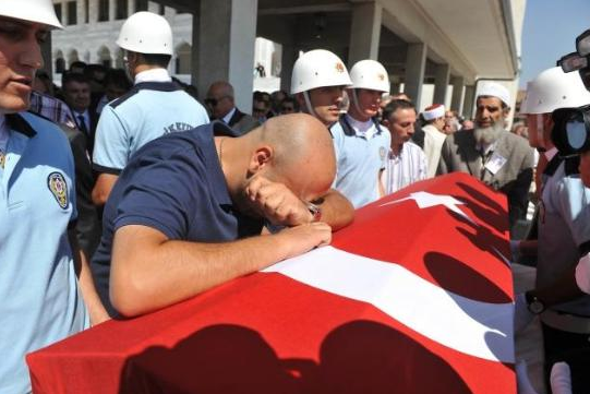 Şehit cenazesinde yürek dağlayan anlar - Resim: 1