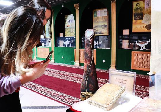 İnsan derisiyle kaplı 5 asırlık el yazması! Sadece 10 sayfası okunabildi - Resim: 0