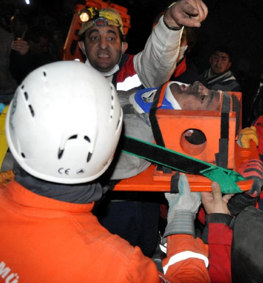 Deprem bölgesinden çarpıcı kareler - Resim: 1