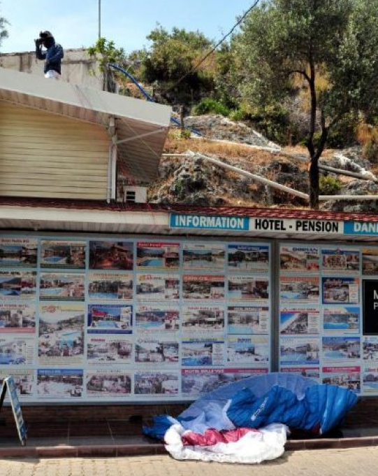 Paraşütüyle markete düştü! - Resim: 1