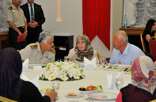 Necdet Özel'den şehit ailelerine iftar - Resim: 1