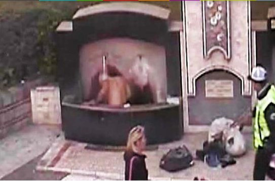 Umumi çeşmede çırılçıplak banyo - Resim: 4