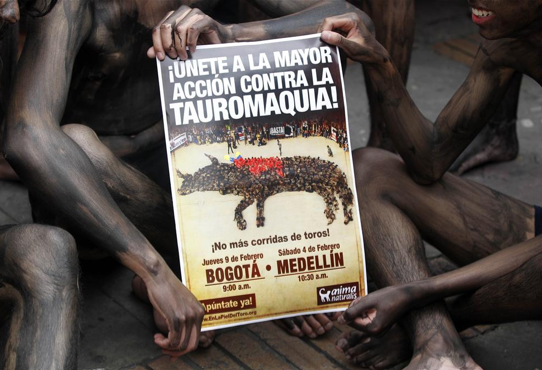 Boğa Güreşine karşı soyundular! - Resim: 3