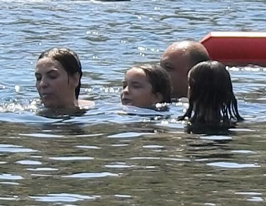 Yeşim Salkım gazetecileri görünce panikledi! Havluya kapattı - Resim: 1