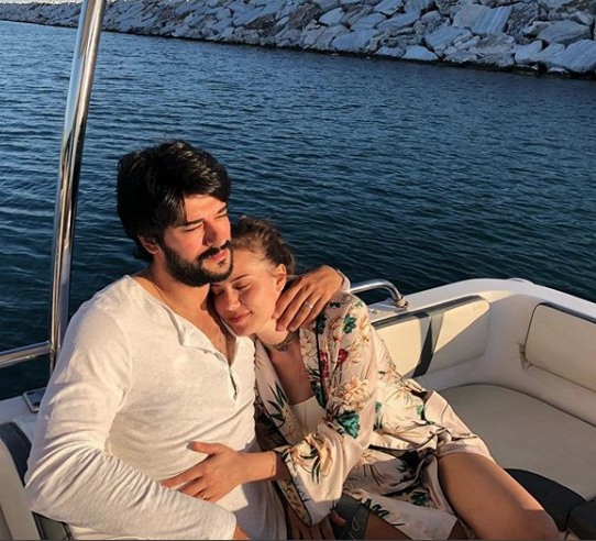 Burak Özçivit ve Fahriye Evcen bebek önlemini abarttı yanında bakın ne taşıyor - Resim: 1