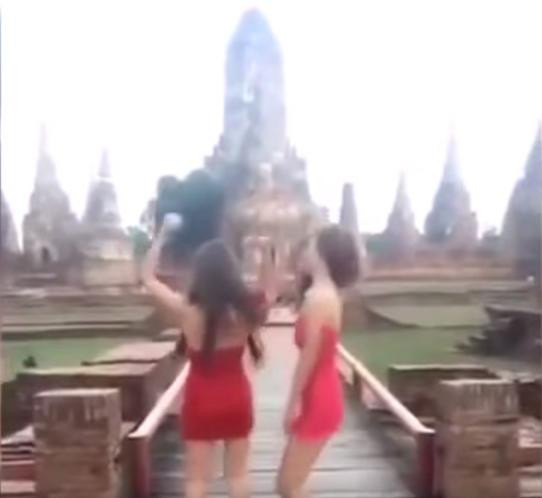 Tapınakta dans eden kızlara büyük tepki! - Resim: 1