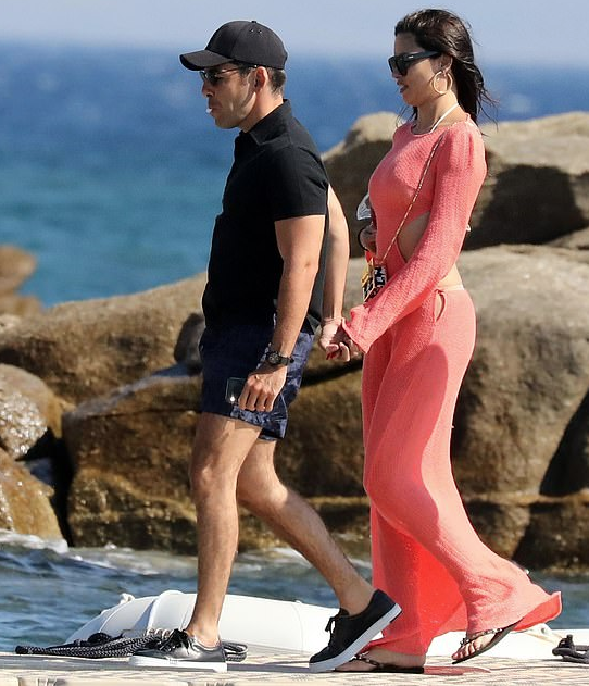 Adriana Lima'yla Emir Uyar partide sarmaş dolaş eğlendi - Resim: 2