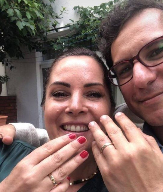 Kırmızı Oda'nın eski yıldızı Sevinç Erbulak ile Volkan Cengen evleniyor nişanlandılar - Resim: 1