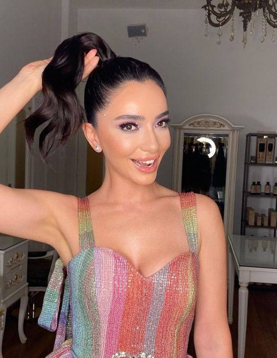 Öykü Gürman doğum gününde sahneye çıktı! Sahnede olanlar bomba gibi patladı - Resim: 1