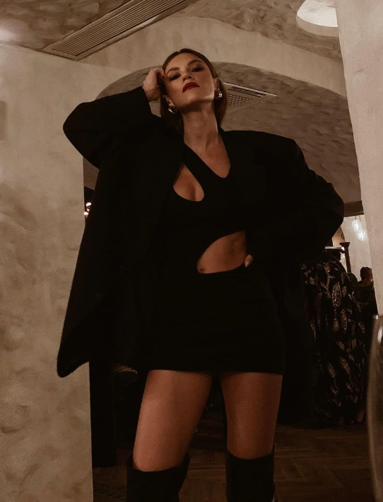 Poz verirken eteği açıldı herkes de gördü! Yüsra Geyik umursamadan ortaya serdi - Resim: 4