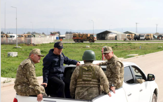 Bakan Hulusi Akar sınırın sıfır noktasında! "Herhangi bir kaçak geçişe asla müsaade etmeyiz" - Resim: 2
