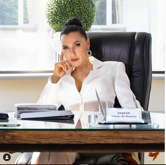 Yasak Elma seti yıkıldı Yasmin Erbil'in müstehcen pozları yaktı - Resim: 2