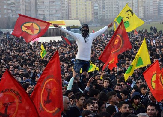 Diyarbakır'da 20 bin kişi sokağa indi - Resim: 4