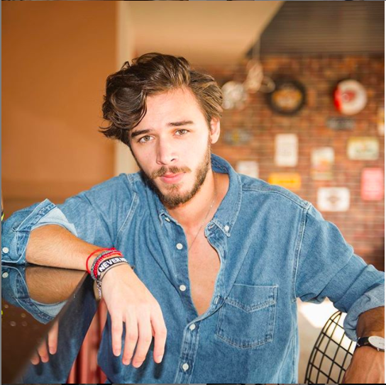 Arka Sokaklar'ın Tekin'i sarmaş dolaş yakalandı sevgilisi 10 yaş büyük çıktı! - Resim: 1