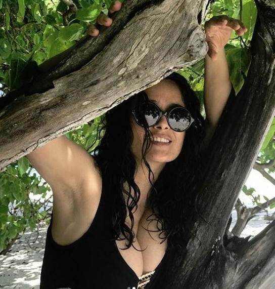 52'lik Salma Hayek genç mankenlere taş çıkardı - Resim: 1