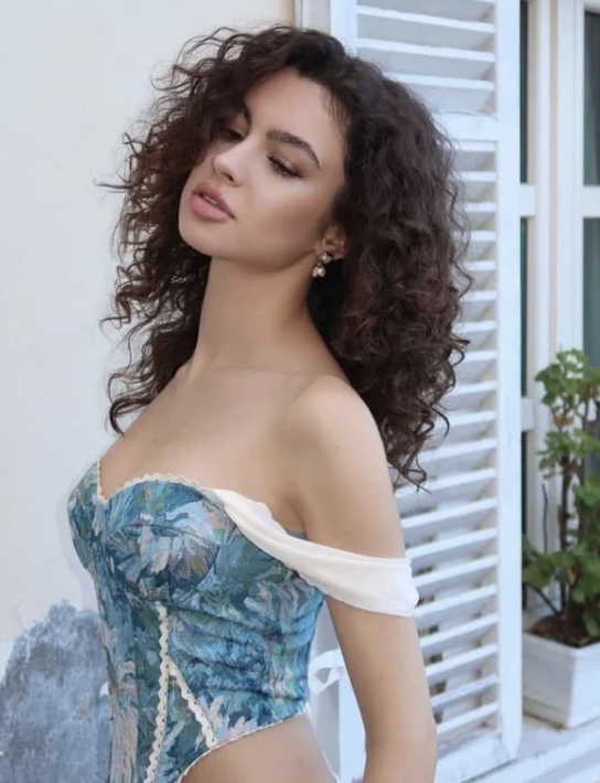 Su Burcu Yazgı Coşkun'dan iddialı kare: "Prenses gibi" - Resim: 6