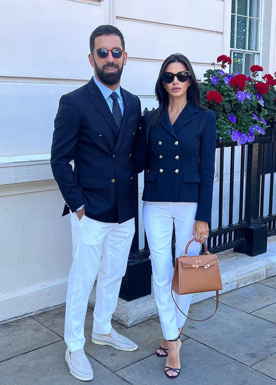 Arda Turan'ın eşi Aslıhan Doğan'ın tüylü terliklerinin fiyatı dudak uçuklattı! Bir hırkaya 93 bin TL ödemişti... - Resim: 4