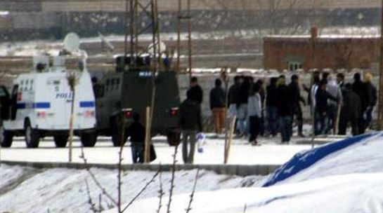 Polisten öğrencilere coplu müdahale - Resim: 1