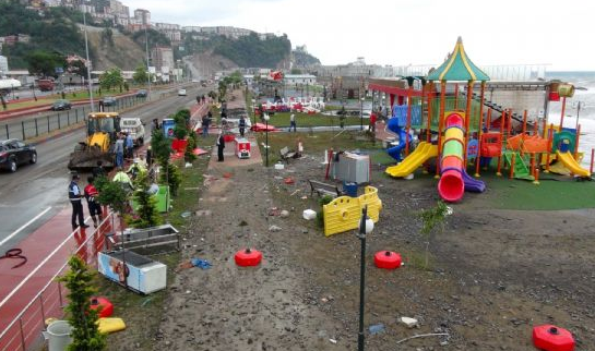 Dev dalgalar sahili yerle bir etti - Resim: 1