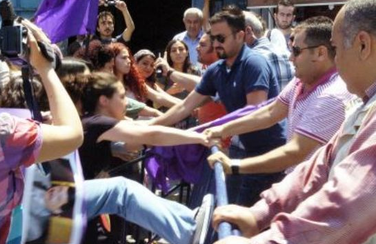 AKP İl Binası önünde kürtaj protestosu - Resim: 2