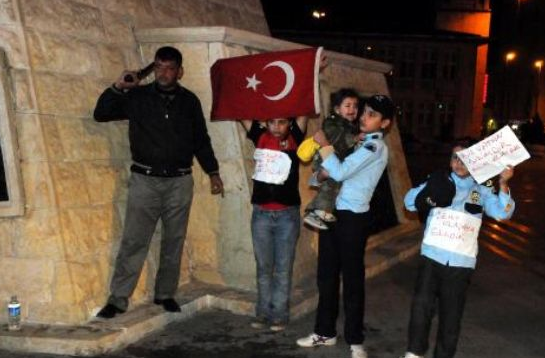 Yapılan saldırıyı böyle protesto etti - Resim: 2