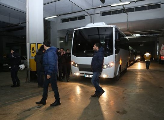 Üniversite karıştı! 3 kişi yaralandı - Resim: 2