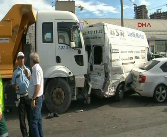 D-100 karayolunda zincirleme kaza oldu - Resim: 2