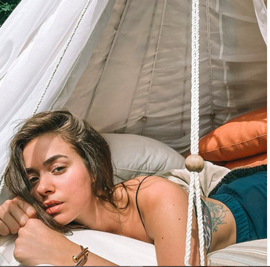 Bensu Soral boyu kaç köpeğiyle pozu olay oldu Bensu Soral kimdir? - Resim: 2