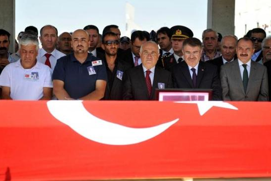 Şehit cenazesinde yürek dağlayan anlar - Resim: 2