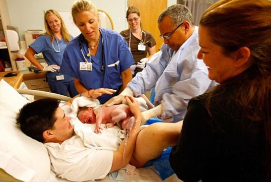 Hamile erkek üçüncü çocuğunu doğurdu - Resim: 3