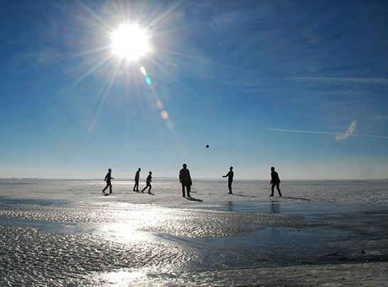 Göl üzerinde top ounuyorlar - Resim: 2