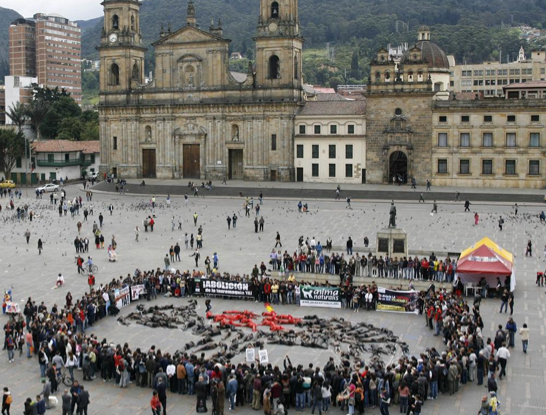 Boğa Güreşine karşı soyundular! - Resim: 4