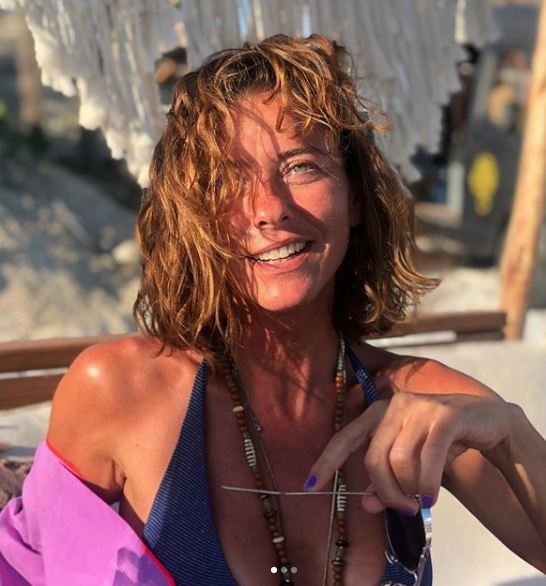 Ece Uslu bikinisiyle ortalığı yıktı geçti Fit vücuduyla dikkatleri üzerine çekti - Resim: 4